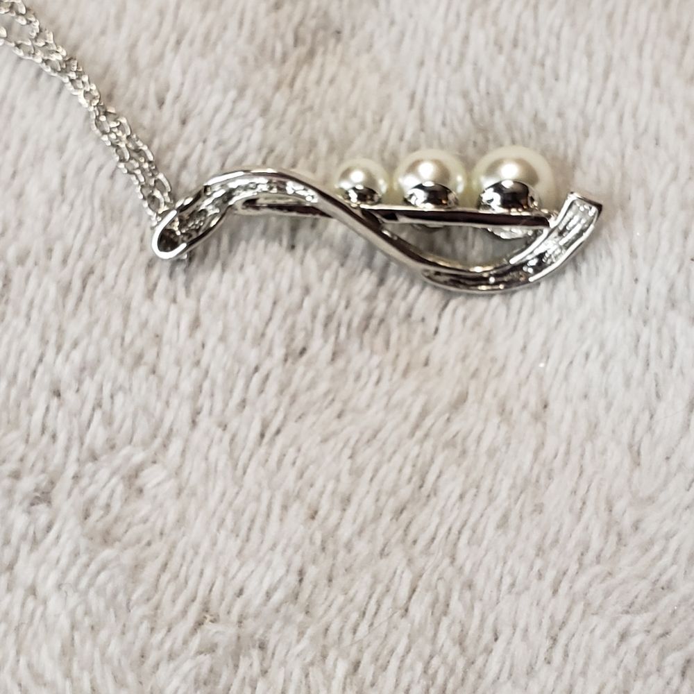 Silver and white pearl Necklace, S shaped - Picture 6 of 6